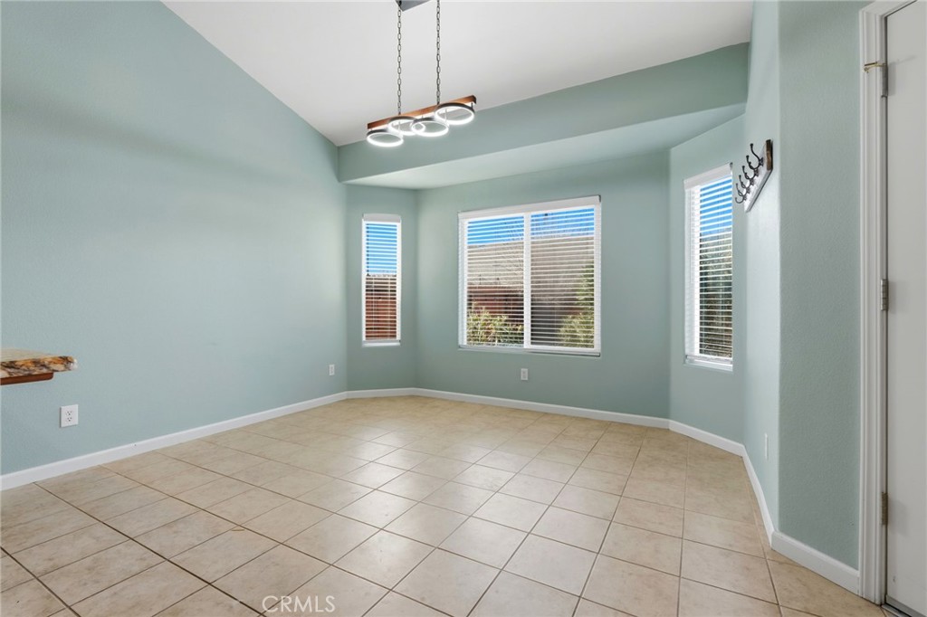 1206 N Kaplan Pl, Hanford, CA 93230