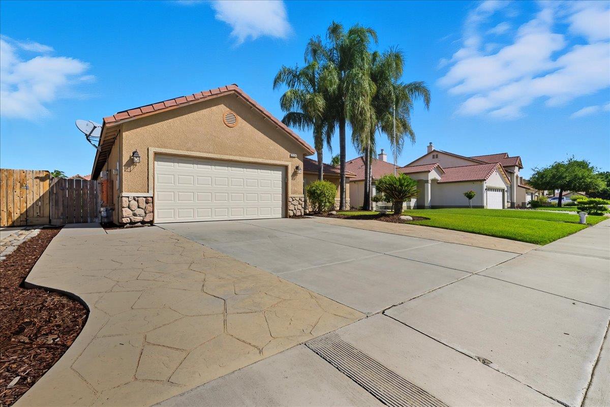 2104 Franklin Way, Hanford, CA 93230