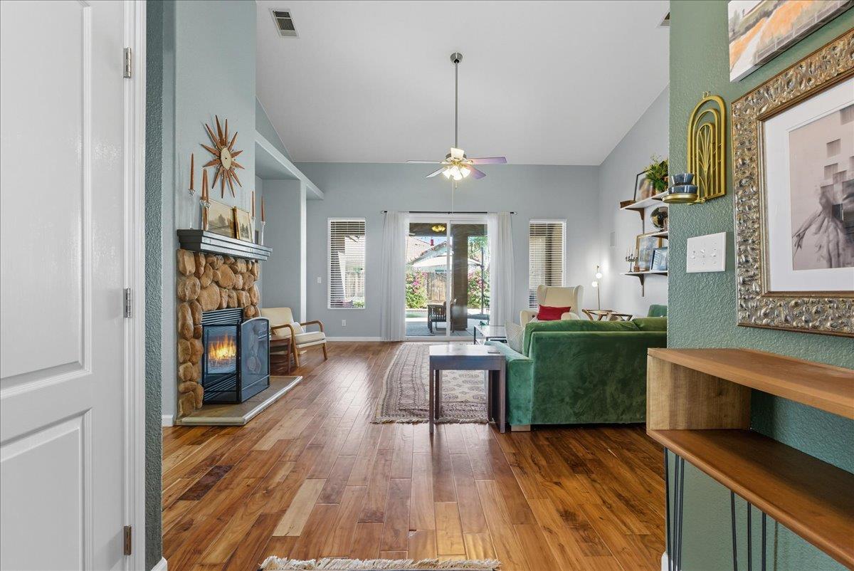 2104 Franklin Way, Hanford, CA 93230