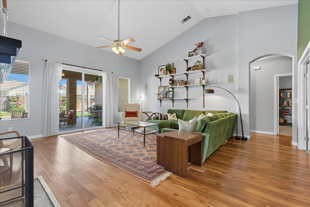 2104 Franklin Way, Hanford, CA 93230