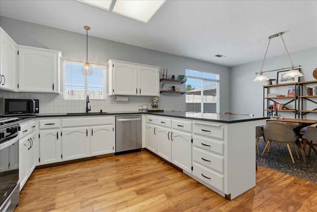 2104 Franklin Way, Hanford, CA 93230