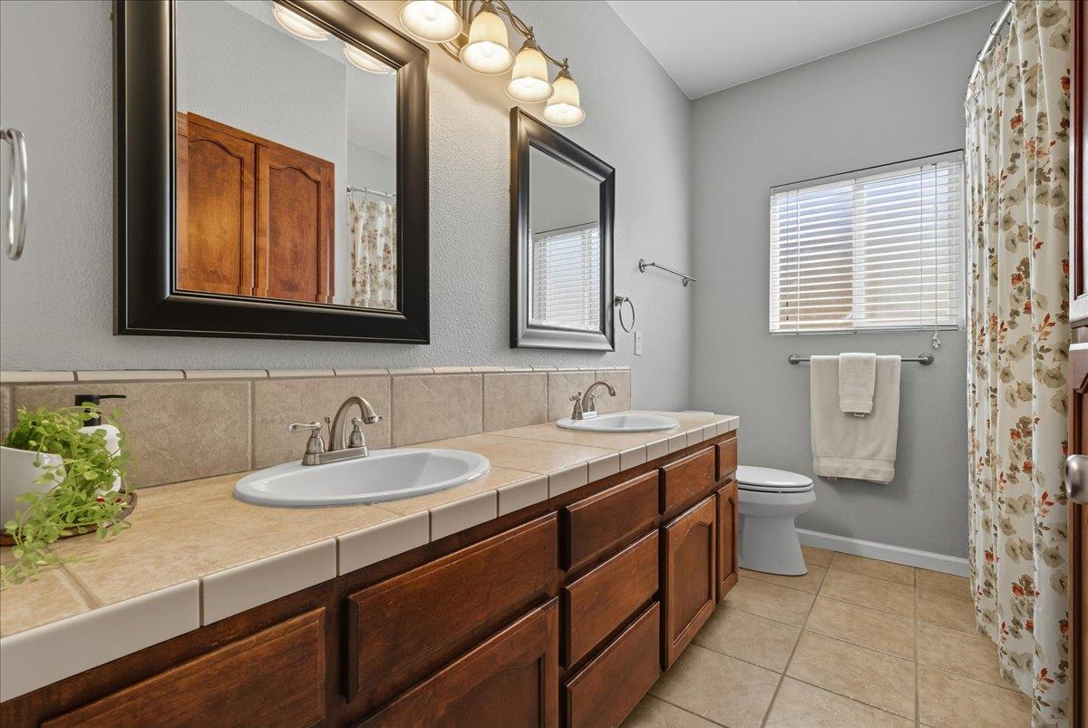 2104 Franklin Way, Hanford, CA 93230
