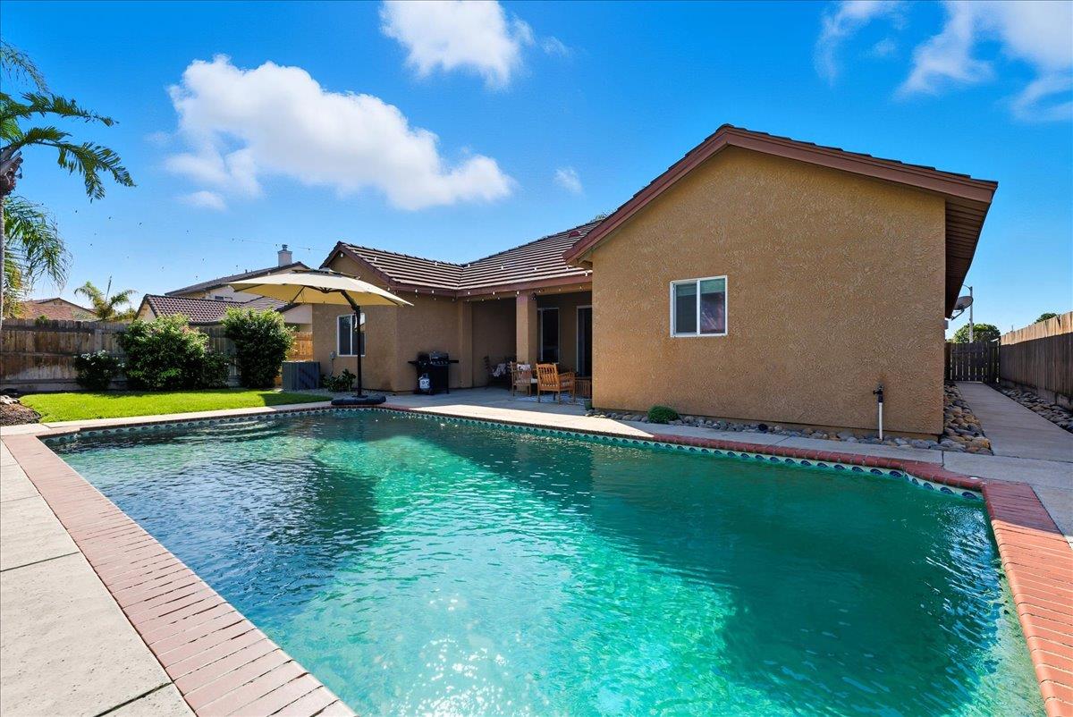 2104 Franklin Way, Hanford, CA 93230