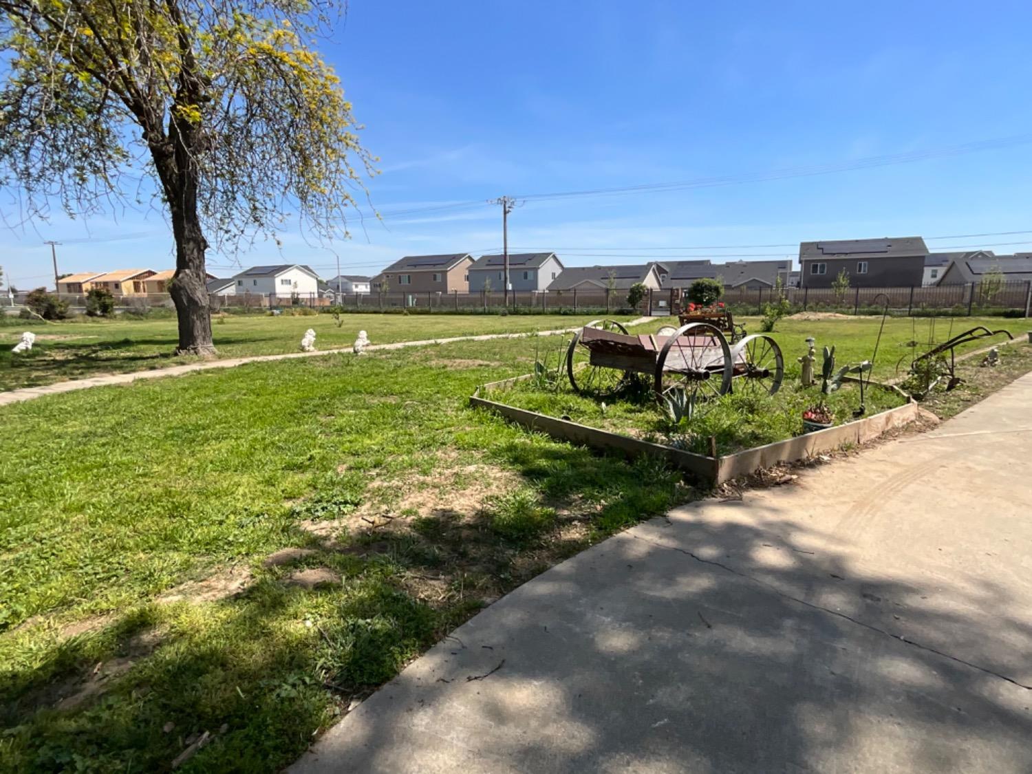 8896 13th Ave, Hanford, CA 93230