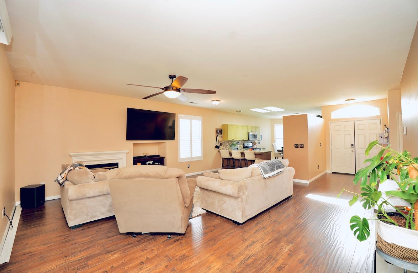 926 Northstar Dr, Hanford, CA 93230