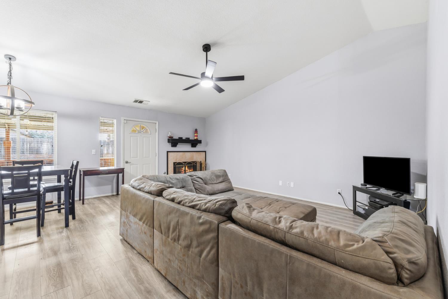 921 Don Medico Dr, Hanford, CA 93230