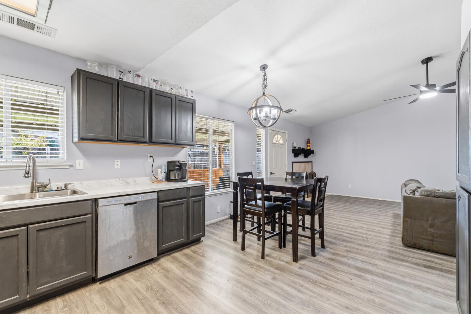 921 Don Medico Dr, Hanford, CA 93230