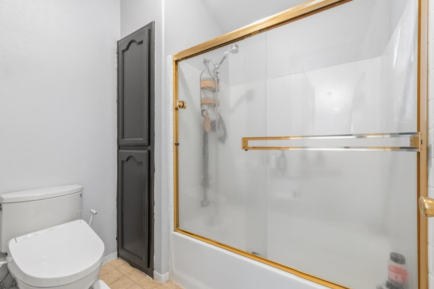 921 Don Medico Dr, Hanford, CA 93230