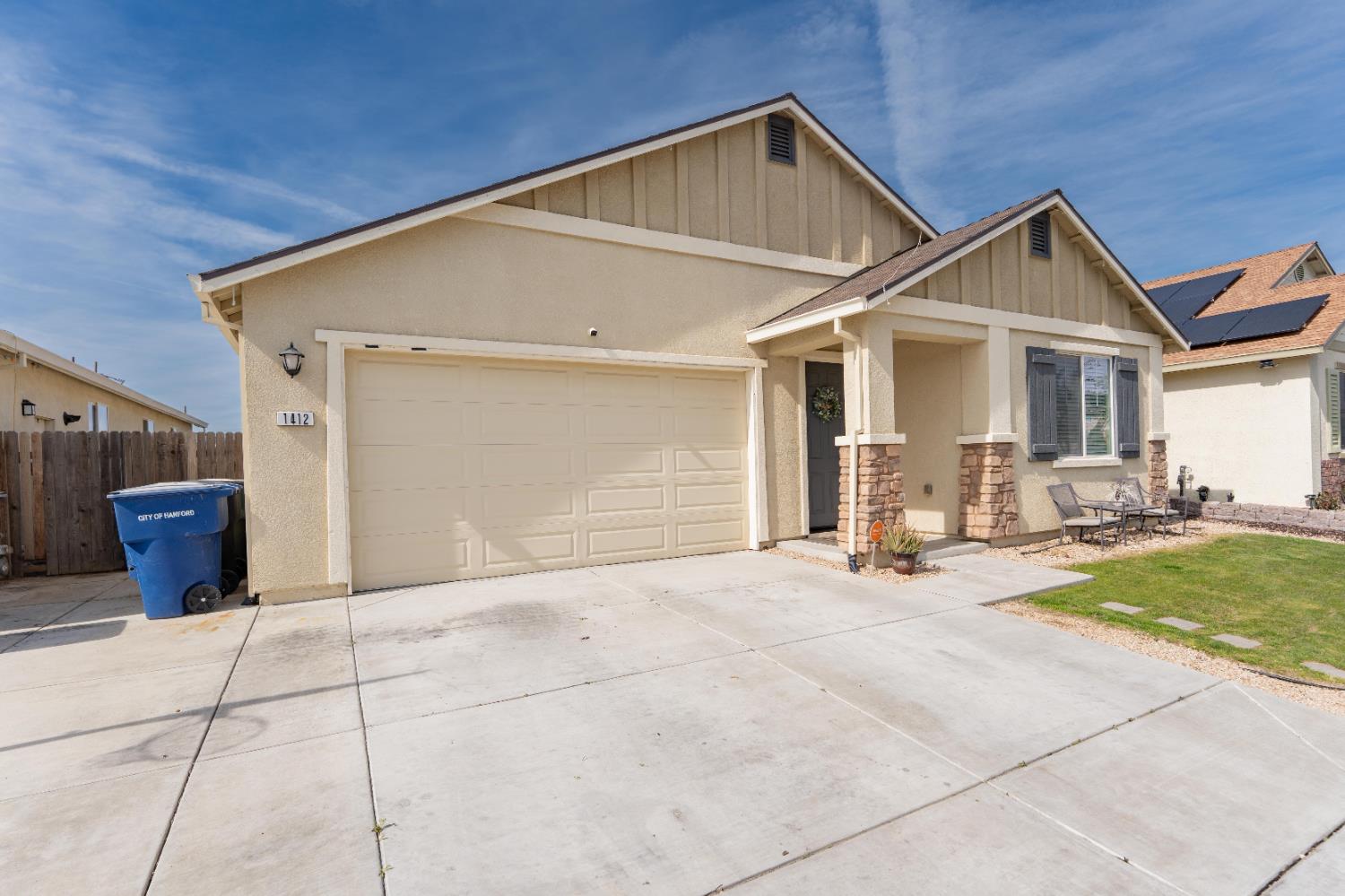 1412 Greenbrier Dr, Hanford, CA 93230