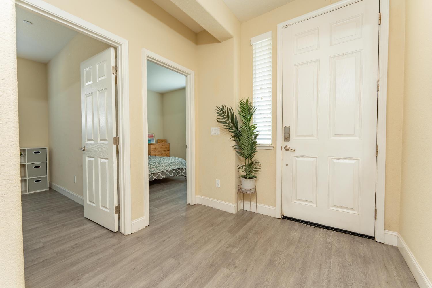 1412 Greenbrier Dr, Hanford, CA 93230