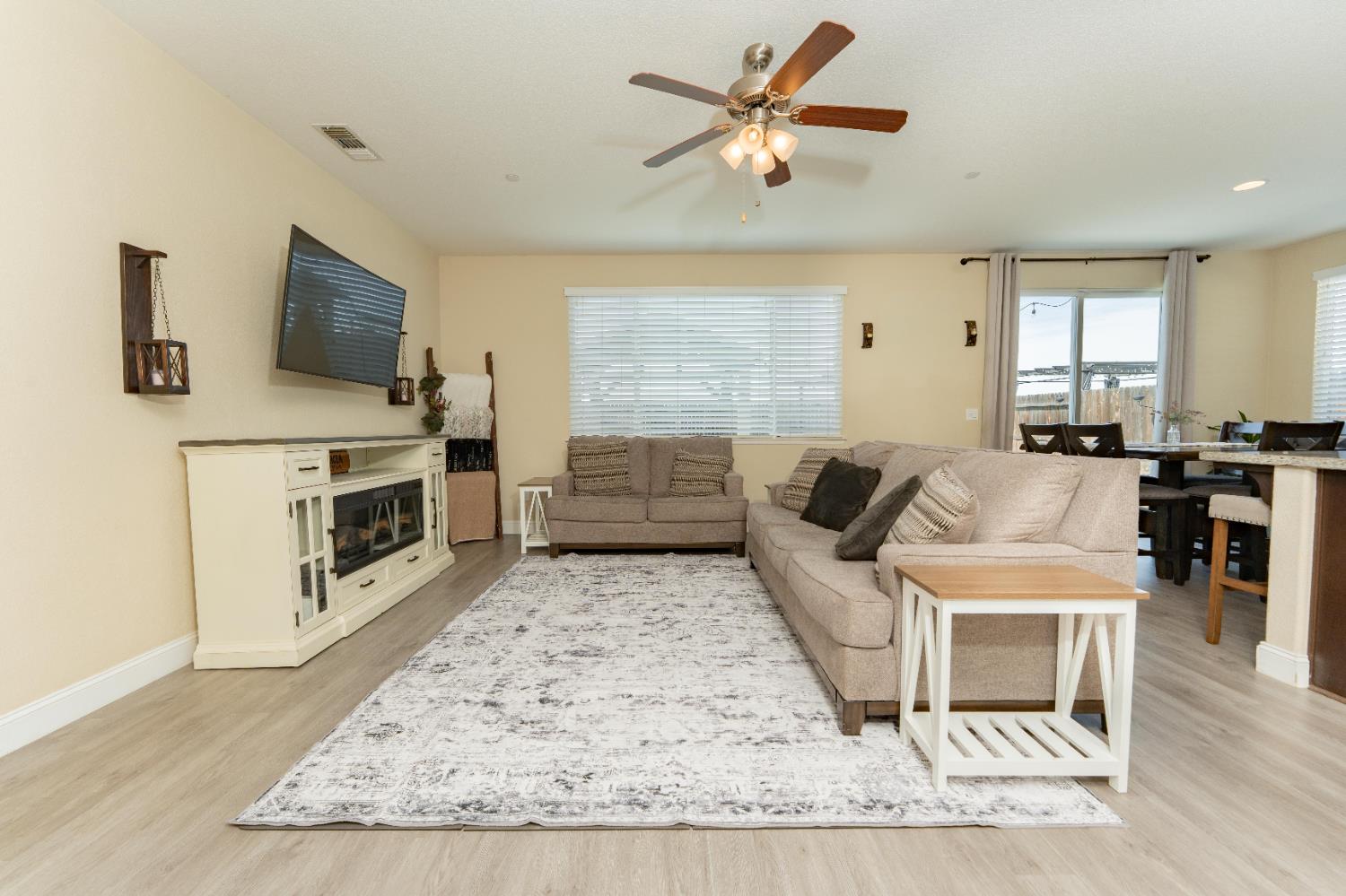 1412 Greenbrier Dr, Hanford, CA 93230