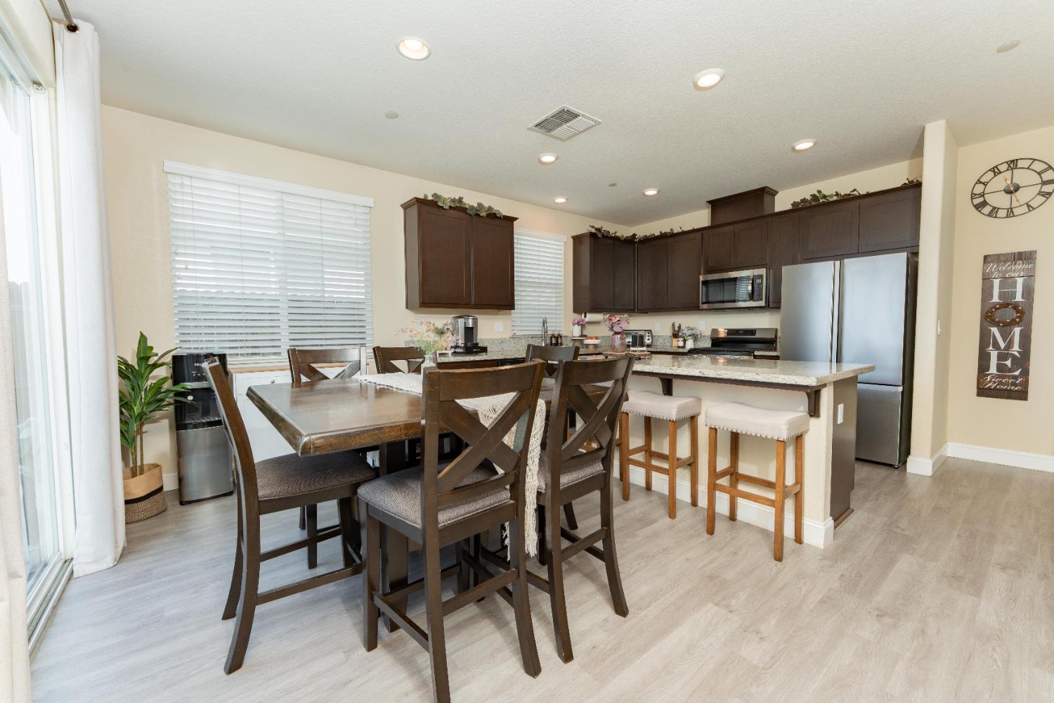 1412 Greenbrier Dr, Hanford, CA 93230