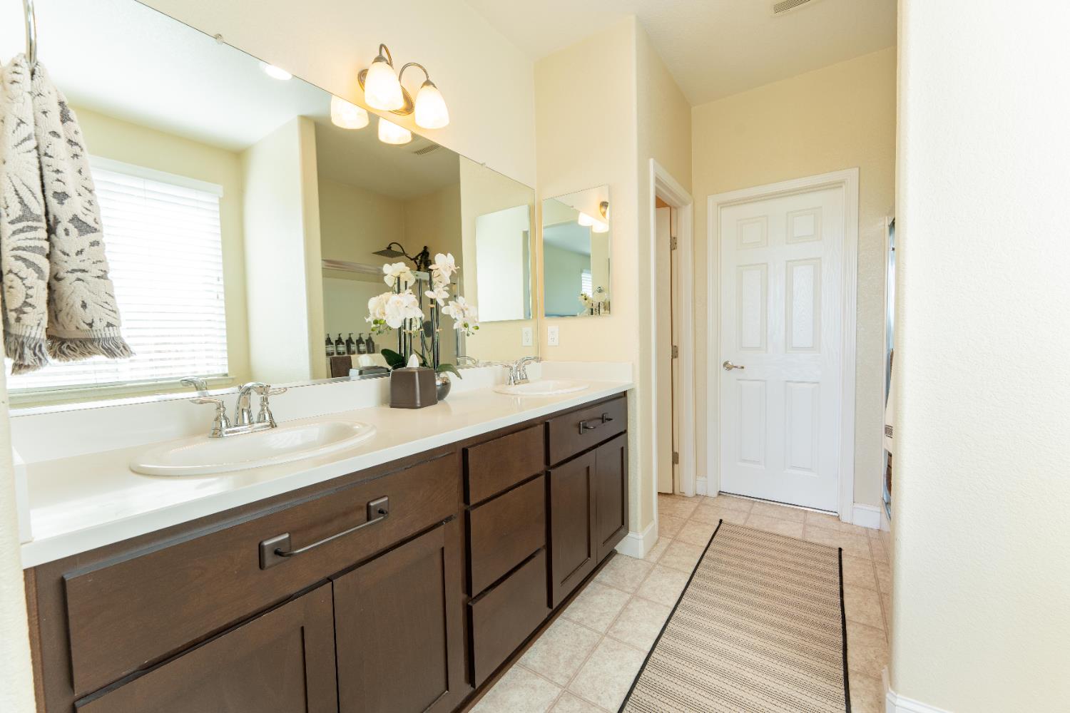 1412 Greenbrier Dr, Hanford, CA 93230