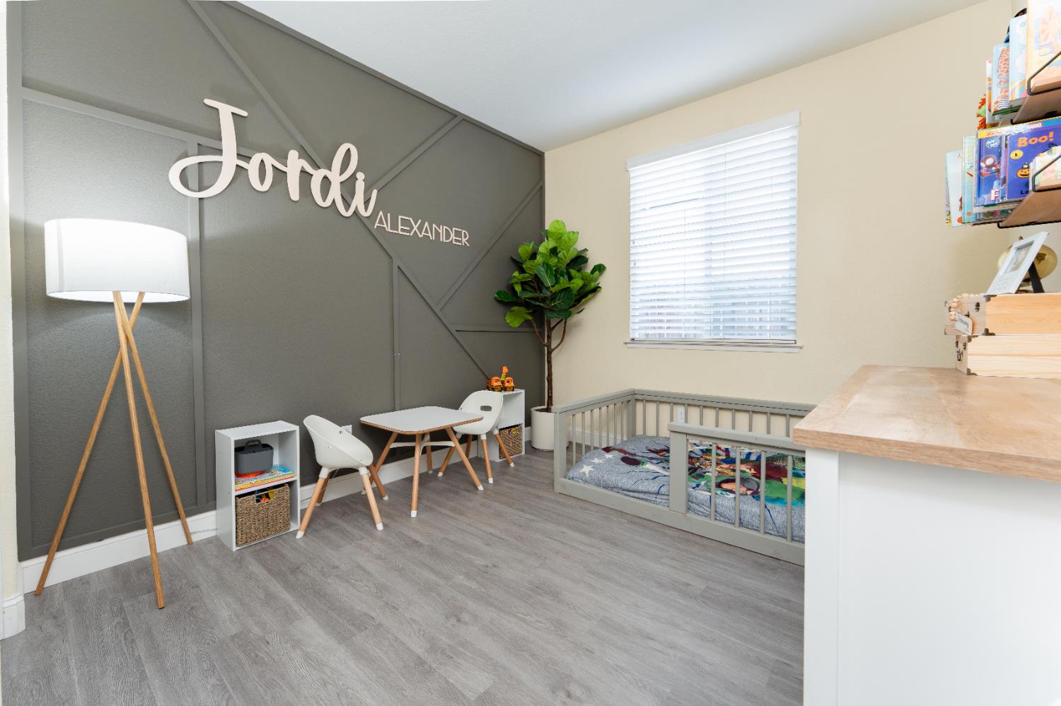 1412 Greenbrier Dr, Hanford, CA 93230