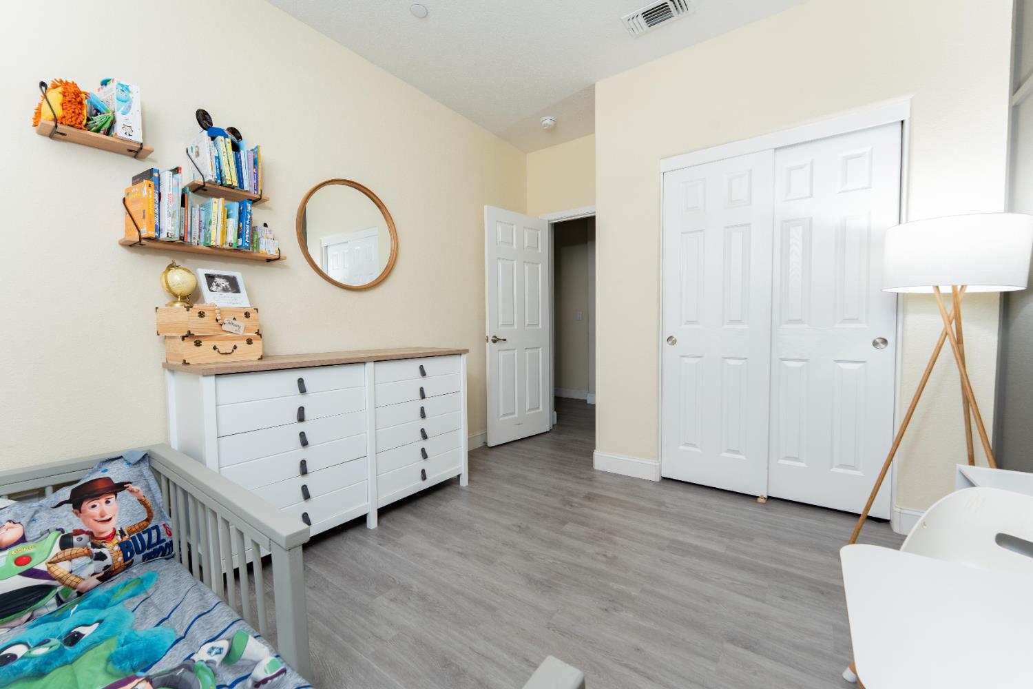 1412 Greenbrier Dr, Hanford, CA 93230