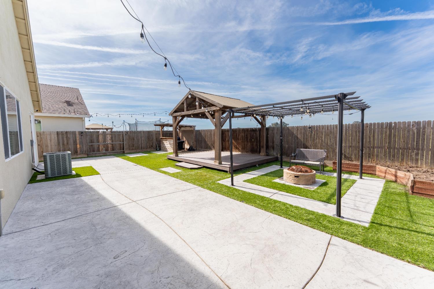 1412 Greenbrier Dr, Hanford, CA 93230