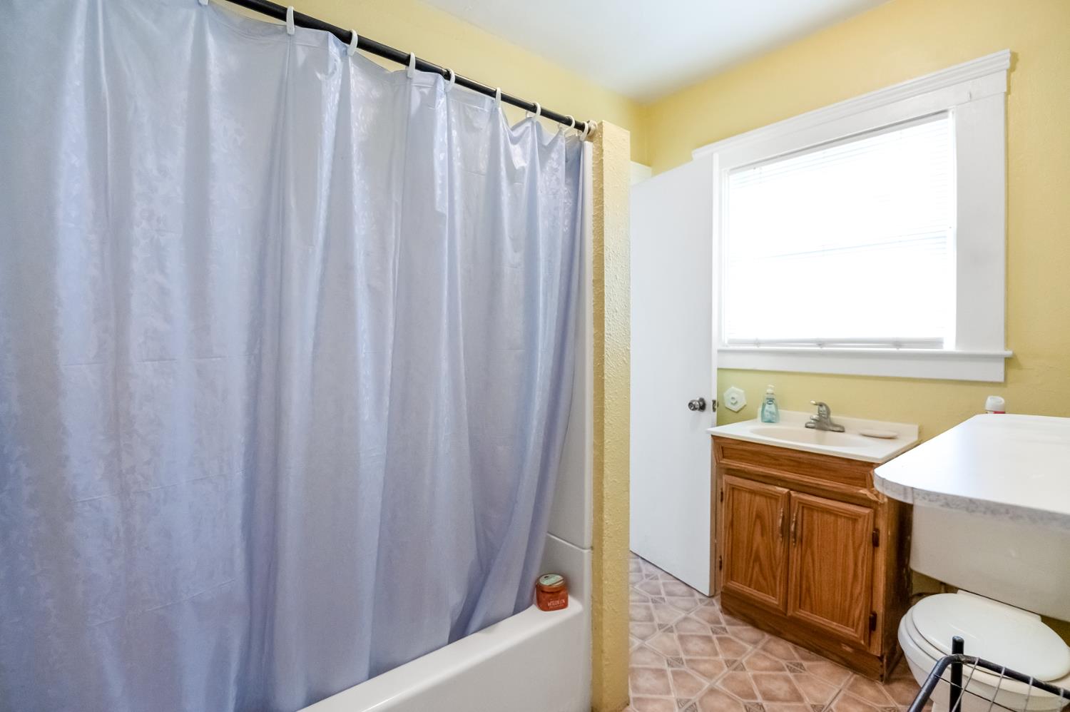 414 W Cameron St, Hanford, CA 93230