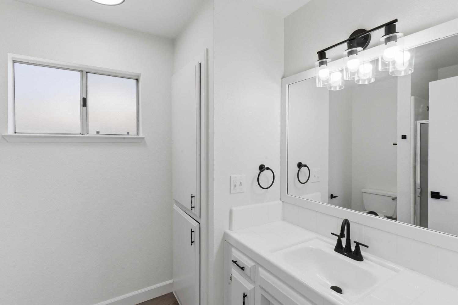 2117 Beechwood Ct, Hanford, CA 93230