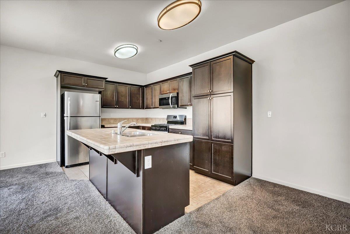 2390 Chardonnay Pl, Hanford, CA 93230
