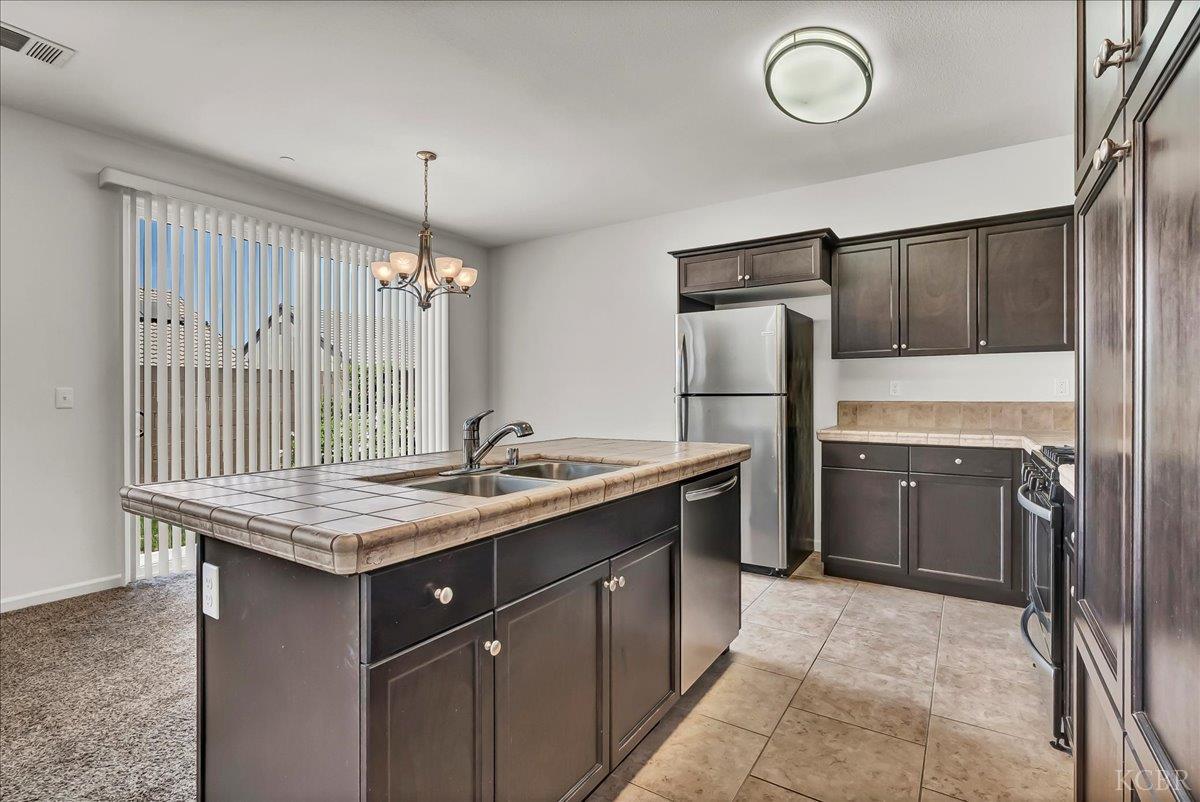 2390 Chardonnay Pl, Hanford, CA 93230