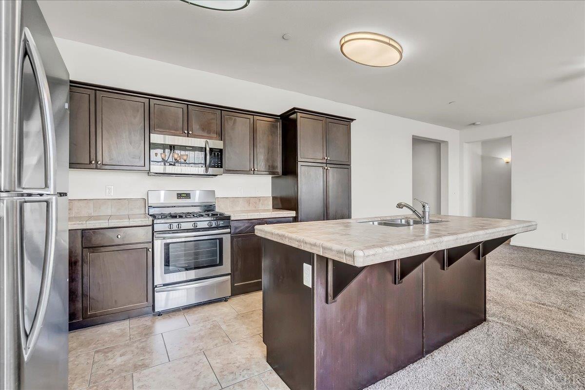 2390 Chardonnay Pl, Hanford, CA 93230