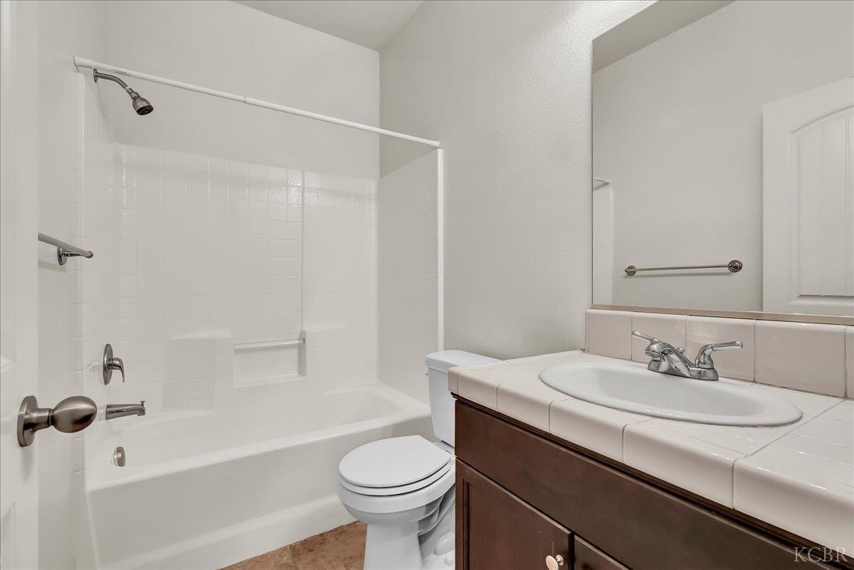 2390 Chardonnay Pl, Hanford, CA 93230