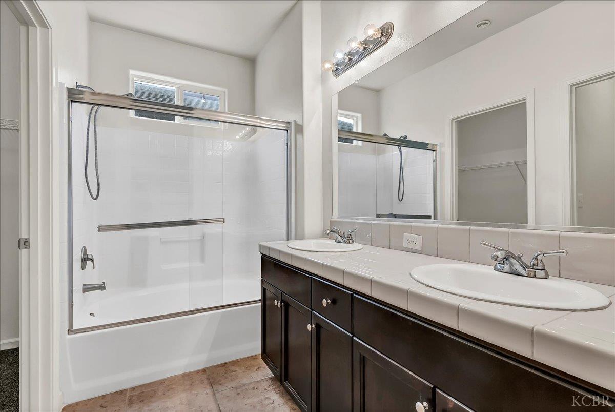 2390 Chardonnay Pl, Hanford, CA 93230