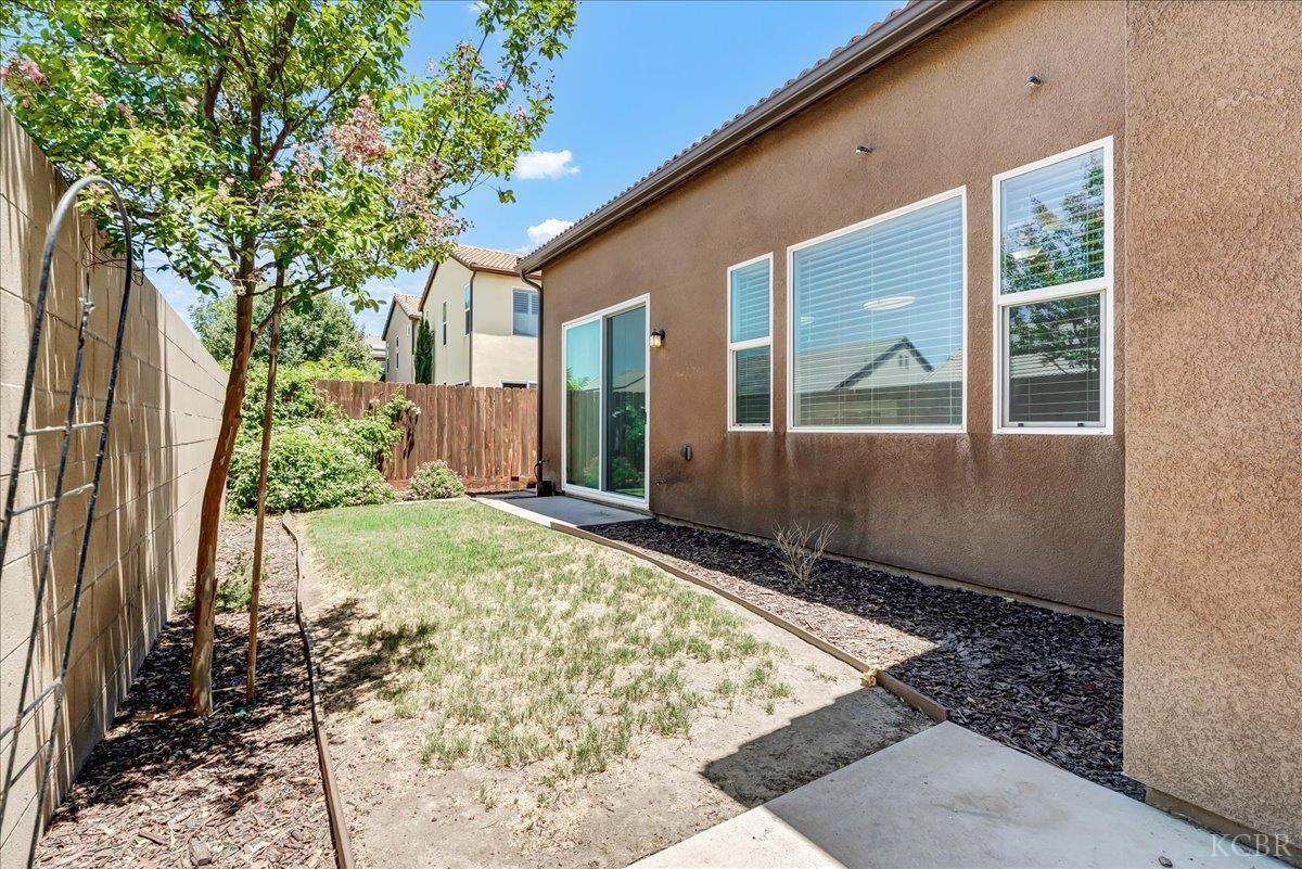 2390 Chardonnay Pl, Hanford, CA 93230