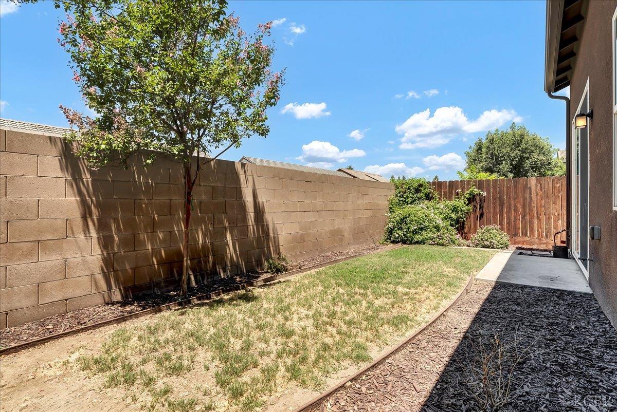 2390 Chardonnay Pl, Hanford, CA 93230