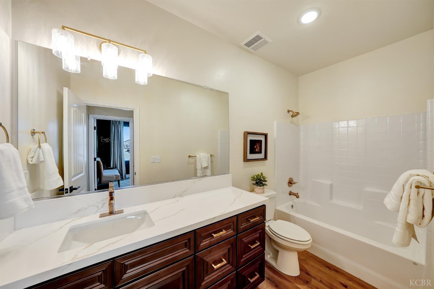 150 N Falcon Ave, Hanford, CA 93230