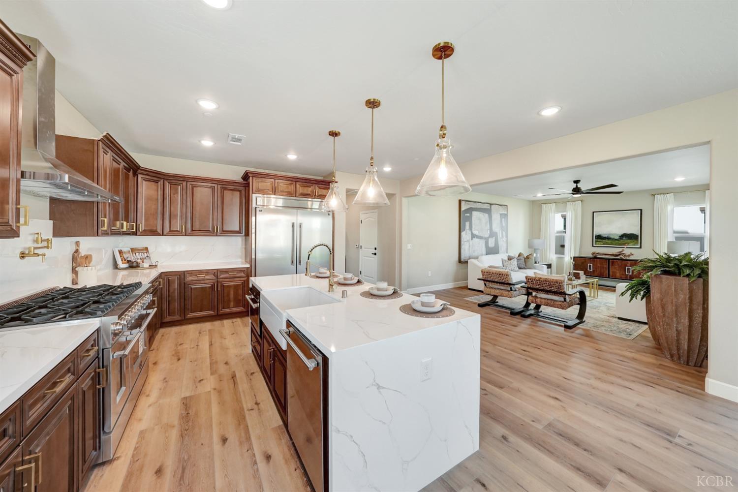 150 N Falcon Ave, Hanford, CA 93230