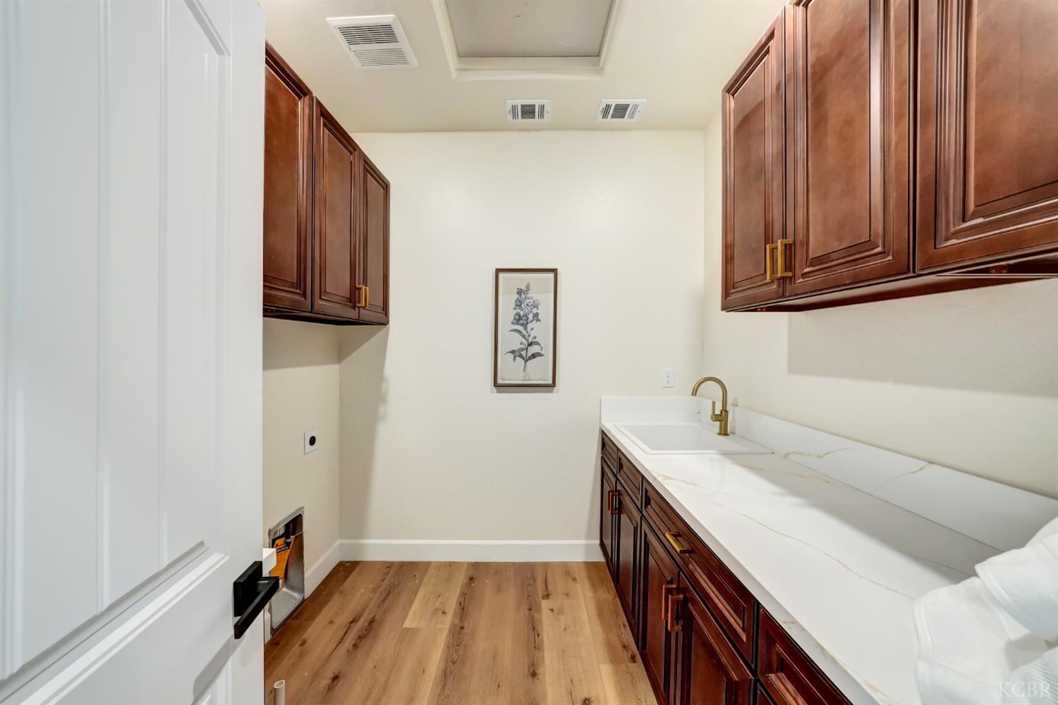 150 N Falcon Ave, Hanford, CA 93230