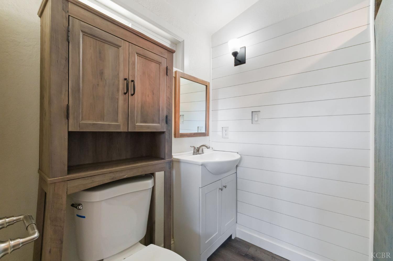 1004 E Myrtle St, Hanford, CA 93230