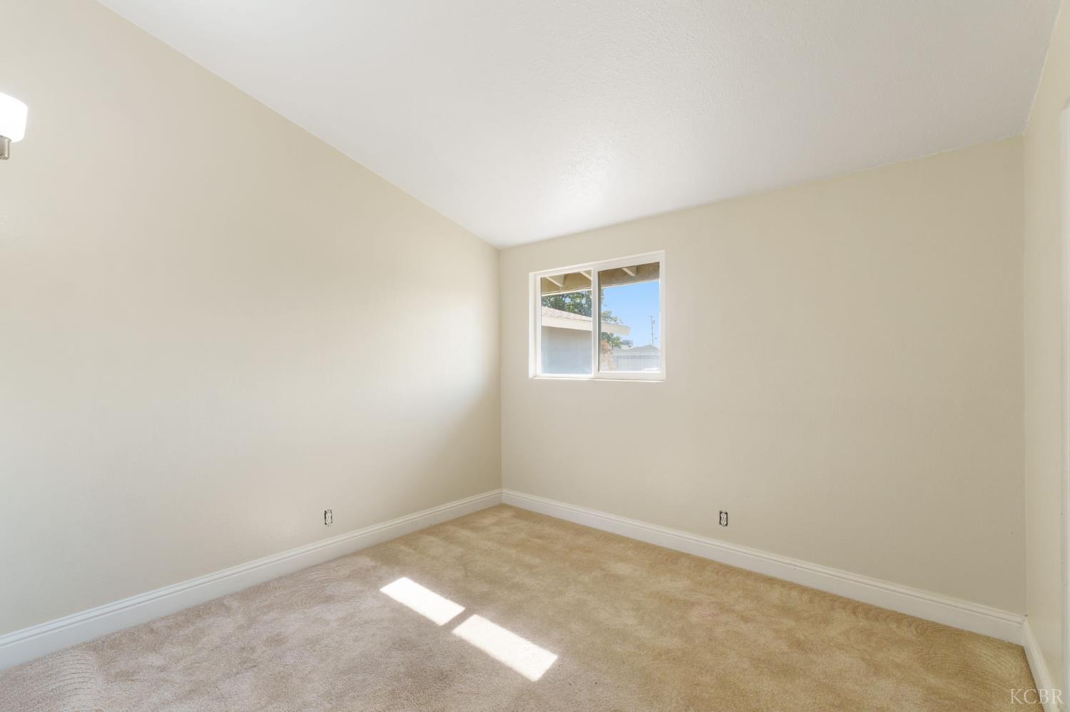 1004 E Myrtle St, Hanford, CA 93230