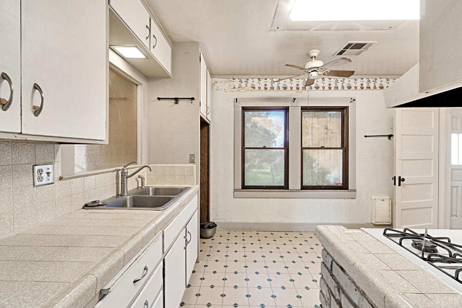 2100 N Douty St, Hanford, CA 93230