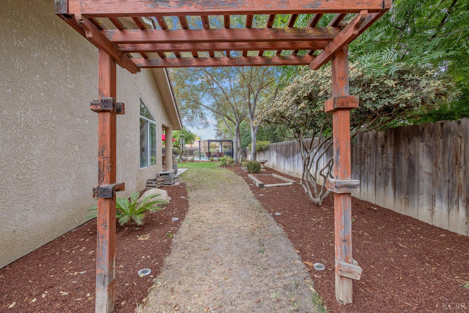 594 Diana Ct, Hanford, CA 93230