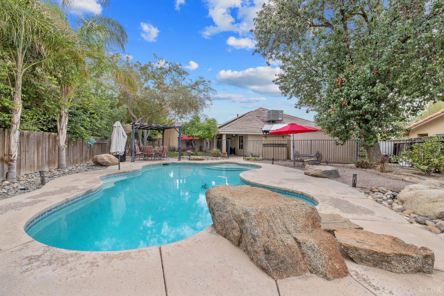 594 Diana Ct, Hanford, CA 93230