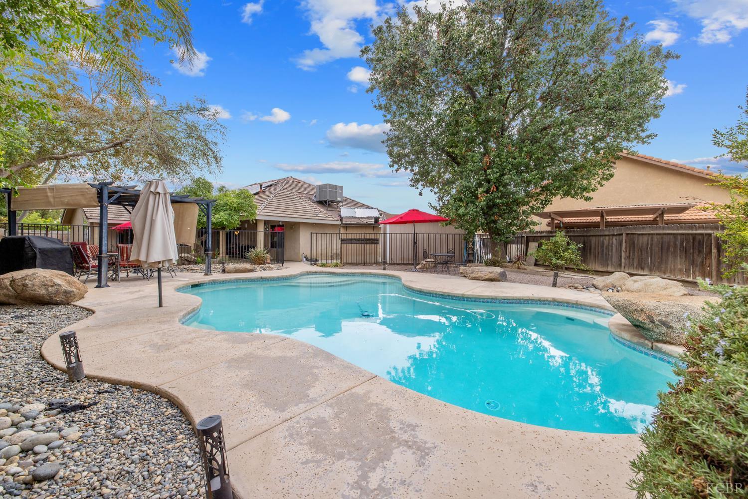 594 Diana Ct, Hanford, CA 93230