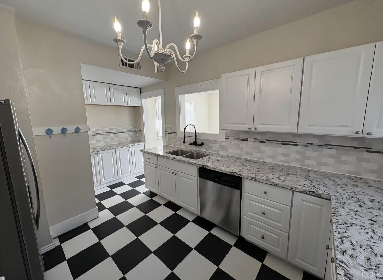 209 E 11th St, Hanford, CA 93230