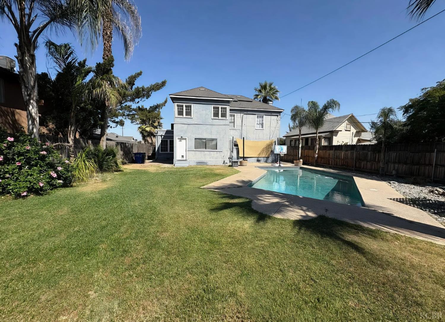 209 E 11th St, Hanford, CA 93230