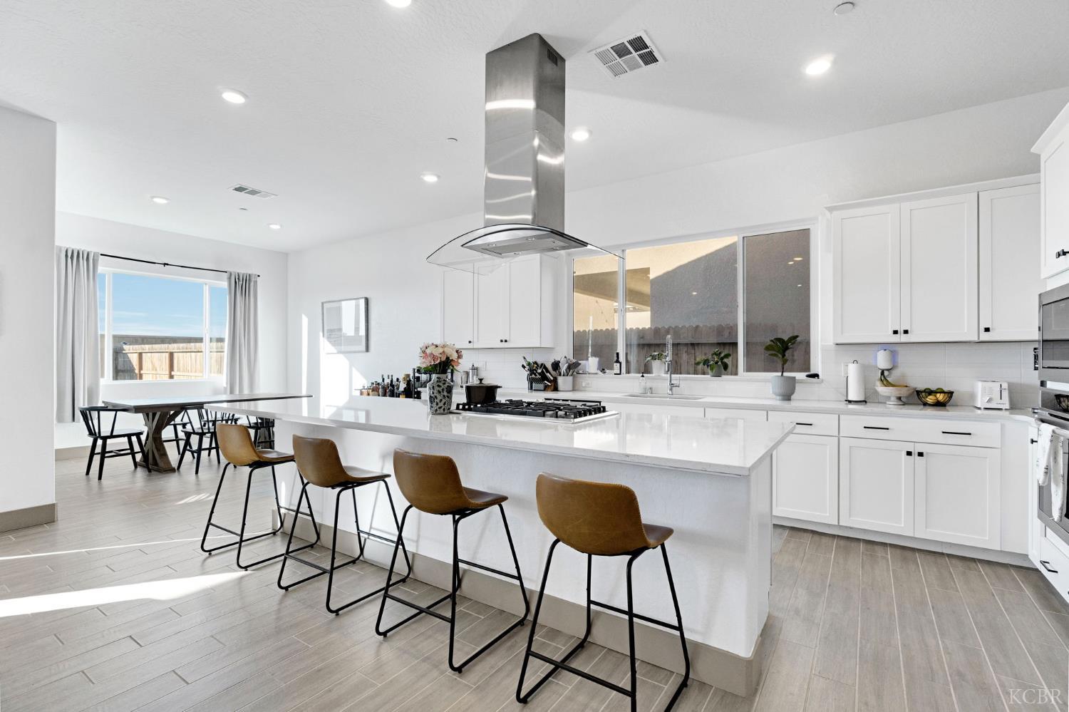 1976 N Mitchell St N, Hanford, CA 93230