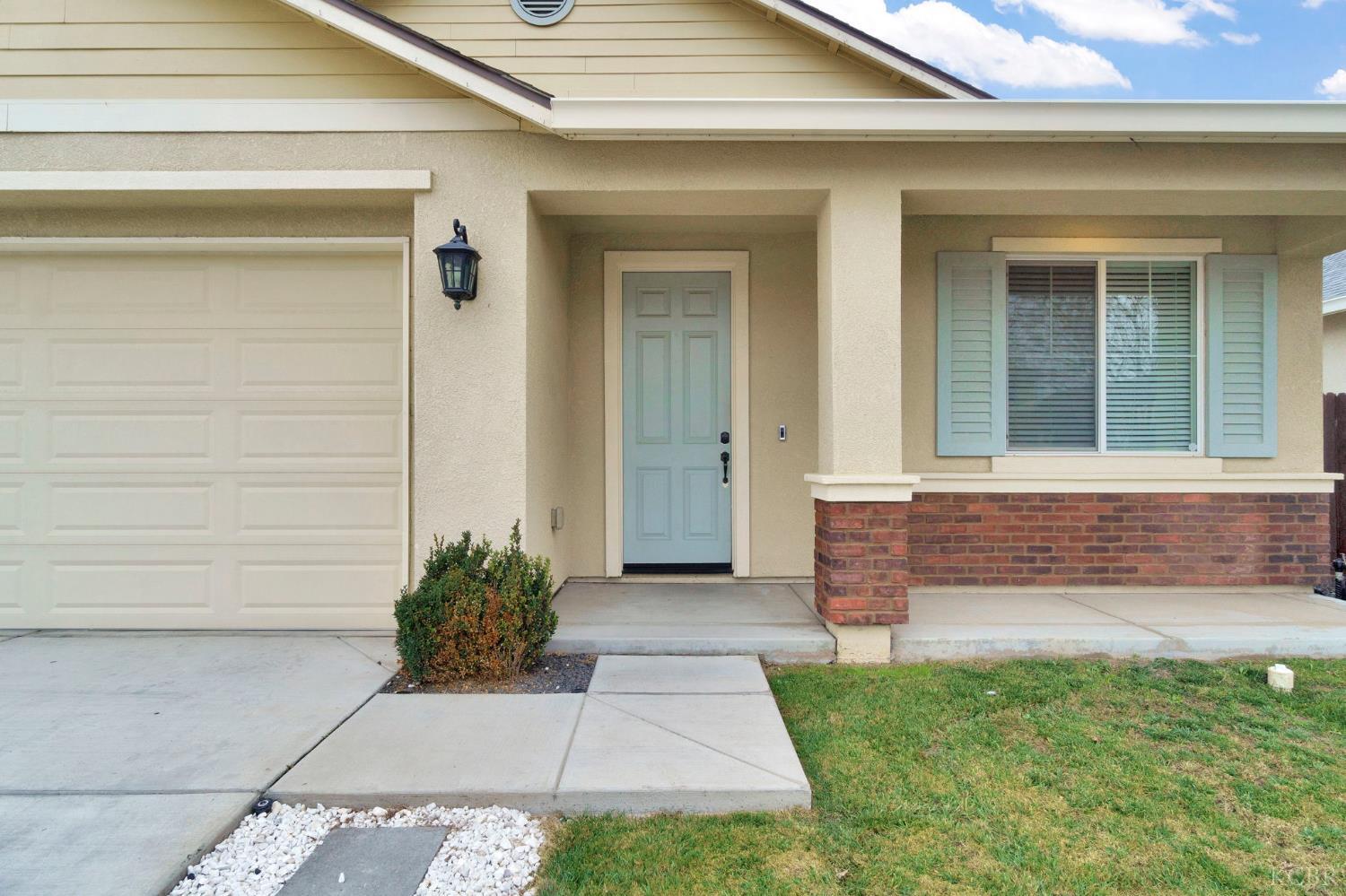 1113 Greenbrier Dr, Hanford, CA 93230