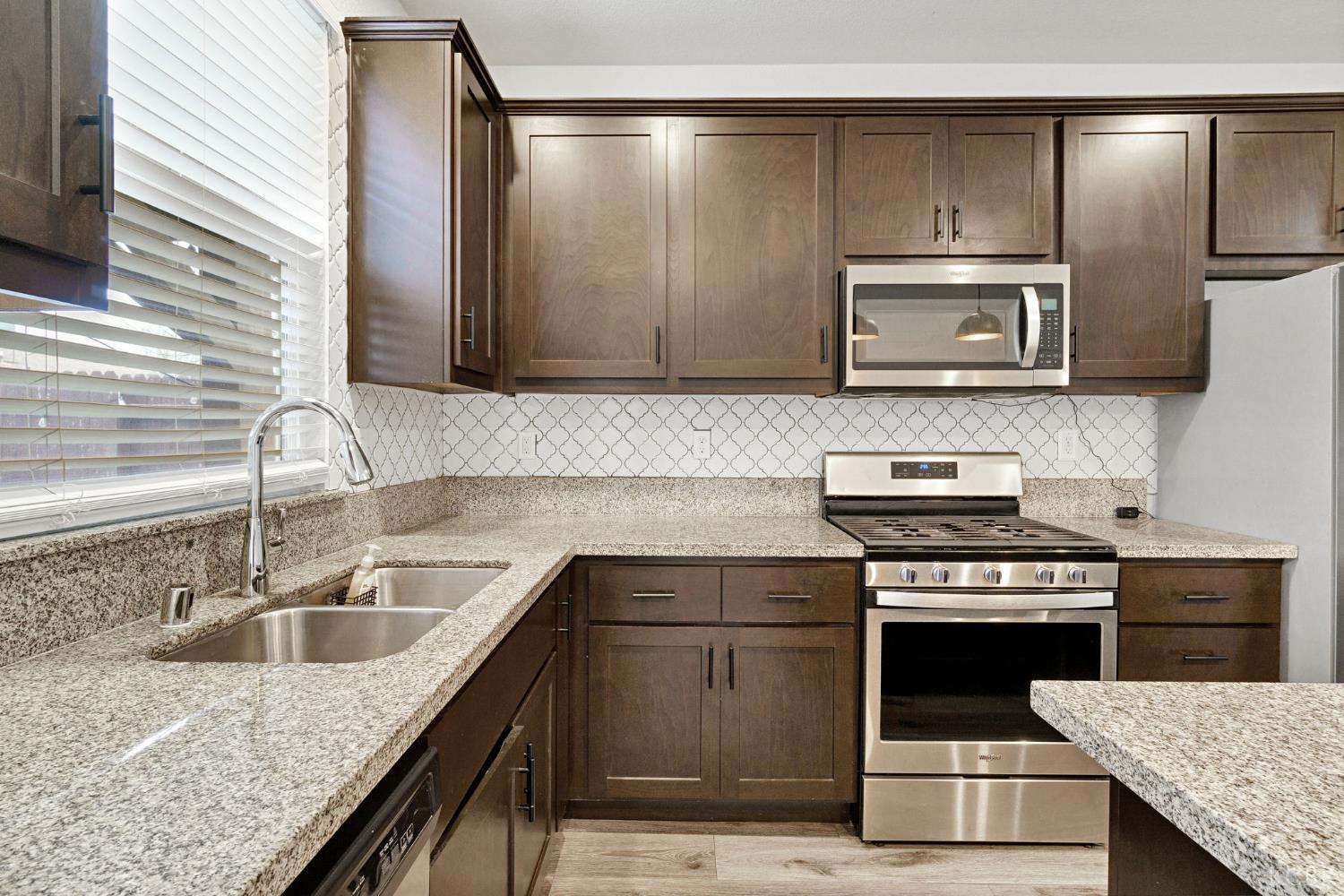 1113 Greenbrier Dr, Hanford, CA 93230