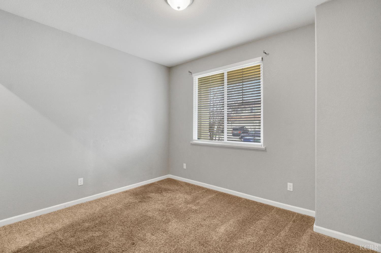 1113 Greenbrier Dr, Hanford, CA 93230