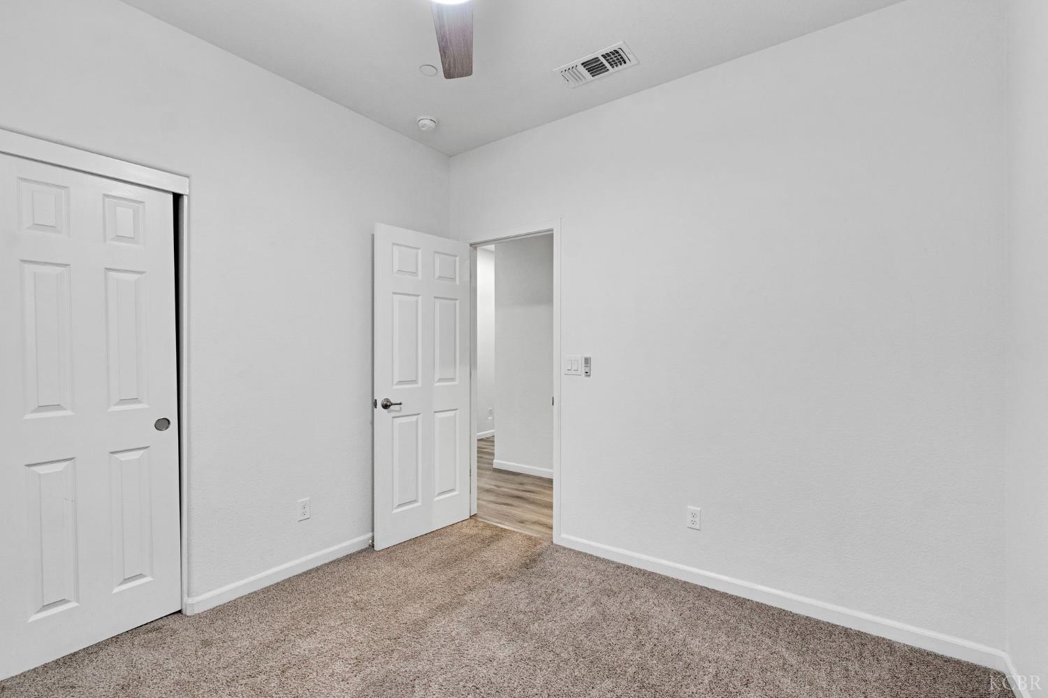 1113 Greenbrier Dr, Hanford, CA 93230