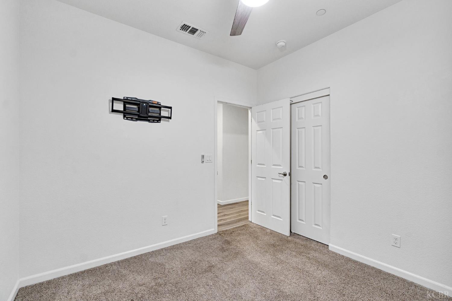 1113 Greenbrier Dr, Hanford, CA 93230