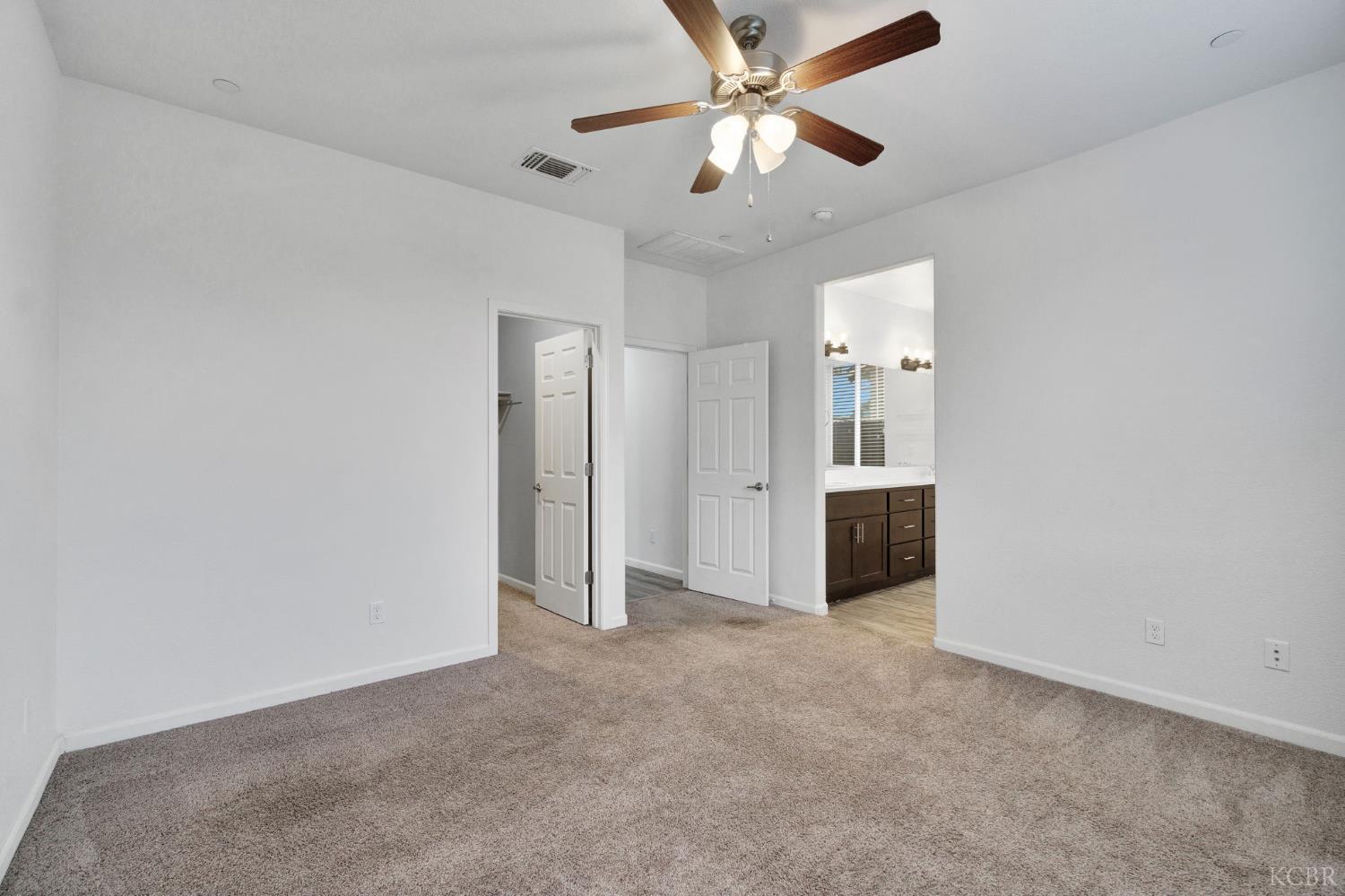 1113 Greenbrier Dr, Hanford, CA 93230