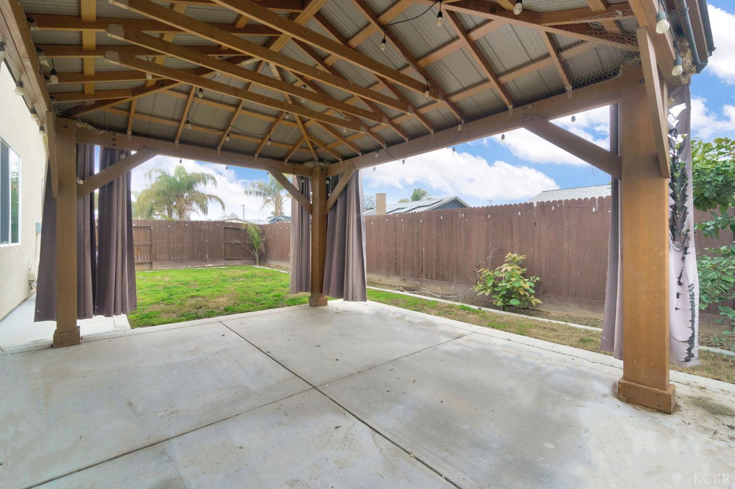 1113 Greenbrier Dr, Hanford, CA 93230