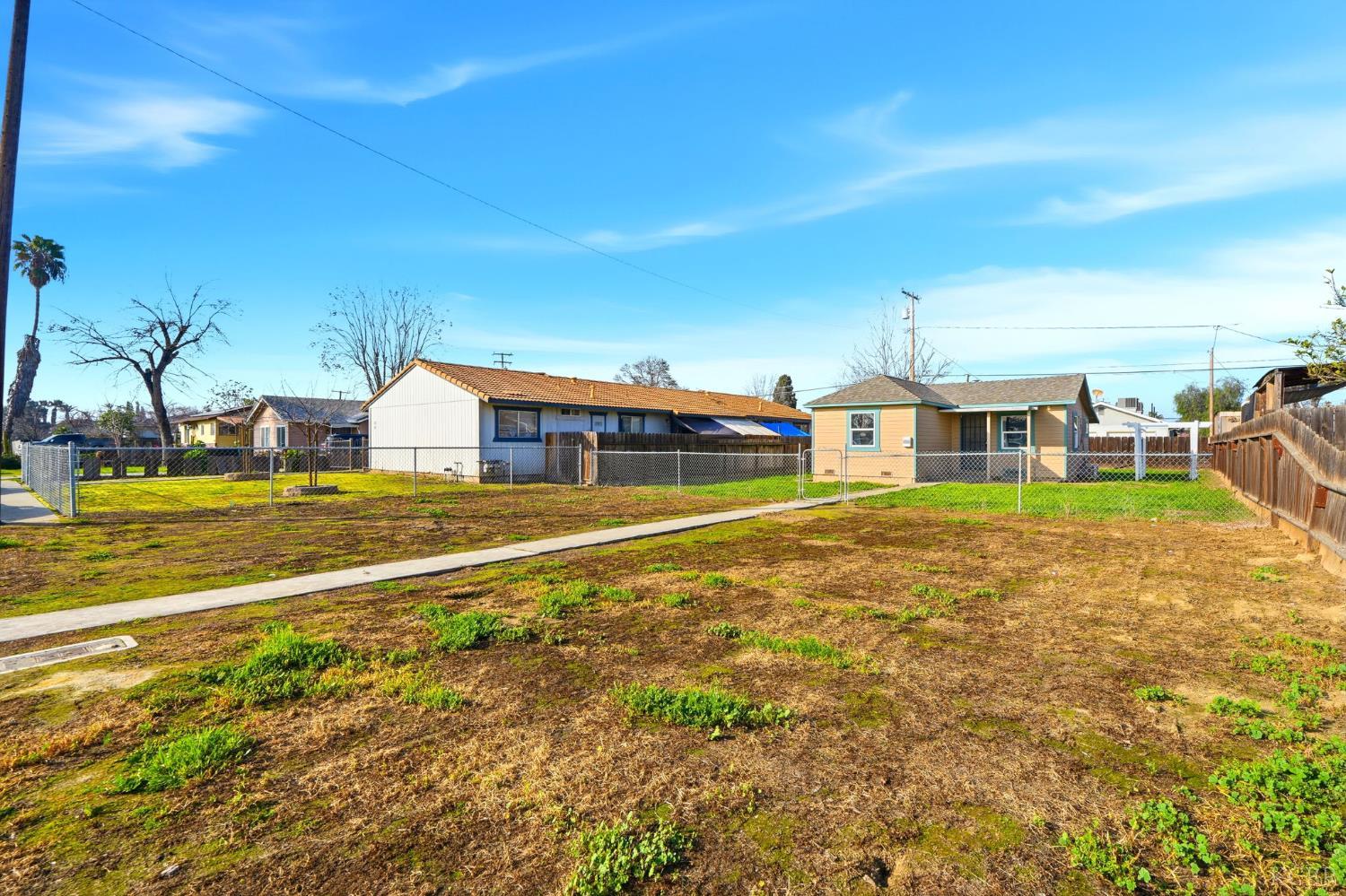 402 E Elm St, Hanford, CA 93230