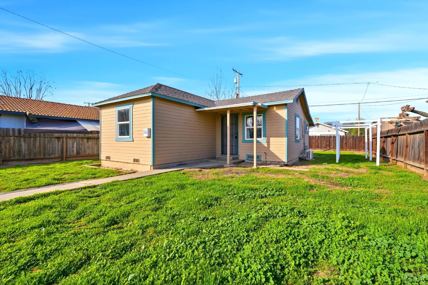 402 E Elm St, Hanford, CA 93230